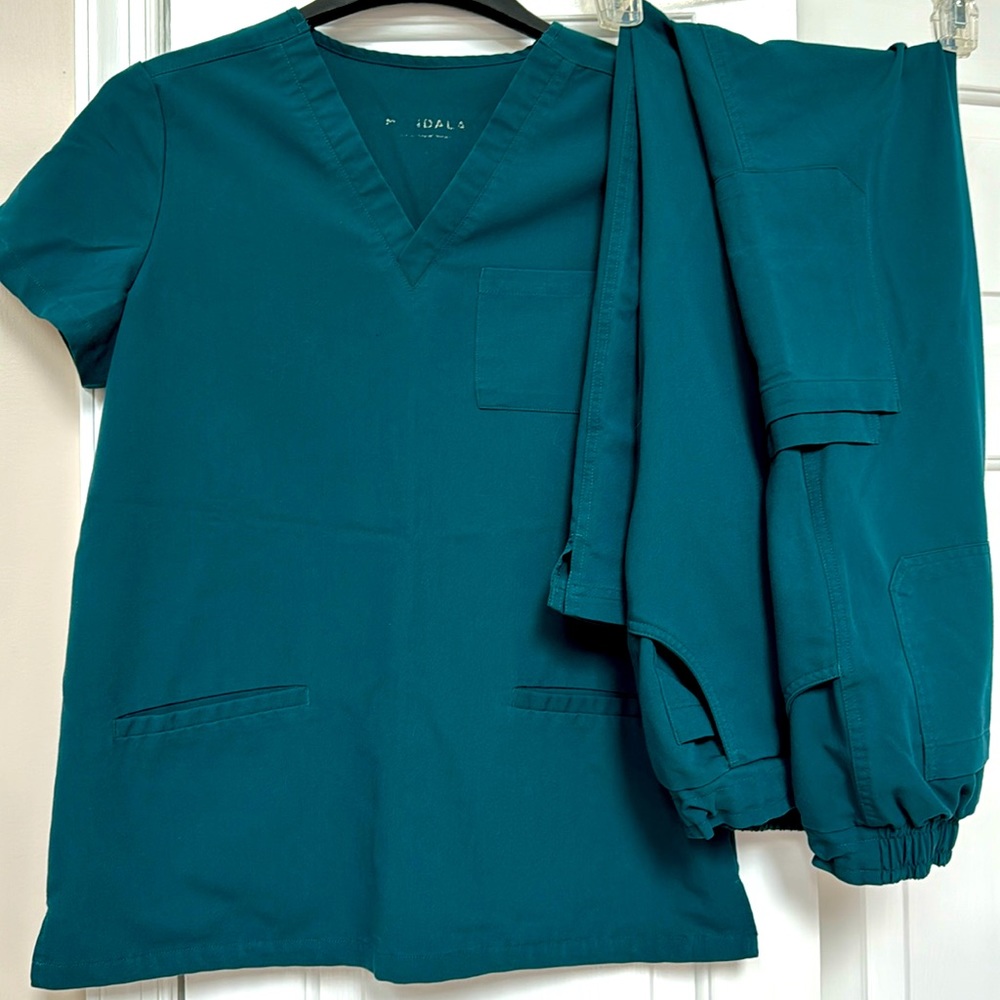 Scrub Set- Top & Bottom - size- small